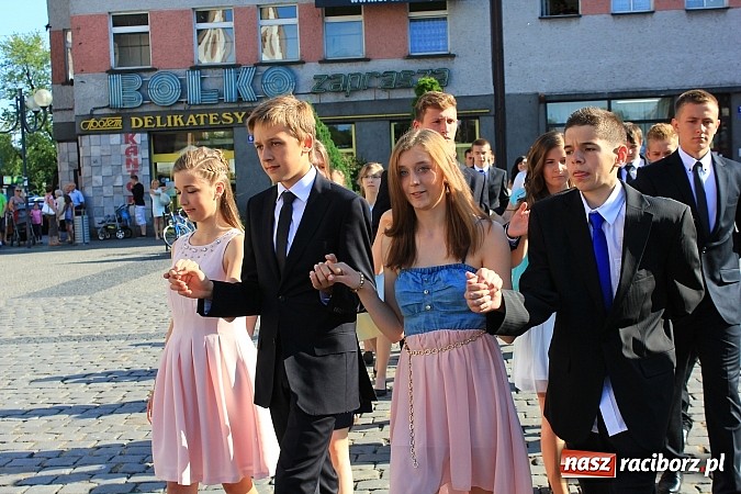 Zdjęcie w galerii na portalu naszraciborz.pl: Gimnazjum nr 2: Poloneza czas zacząć! wiadomości z regionu
