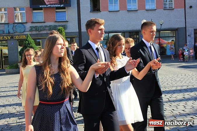 Zdjęcie w galerii na portalu naszraciborz.pl: Gimnazjum nr 2: Poloneza czas zacząć! wiadomości z regionu