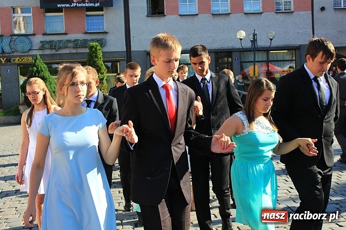 Zdjęcie w galerii na portalu naszraciborz.pl: Gimnazjum nr 2: Poloneza czas zacząć! wiadomości z regionu