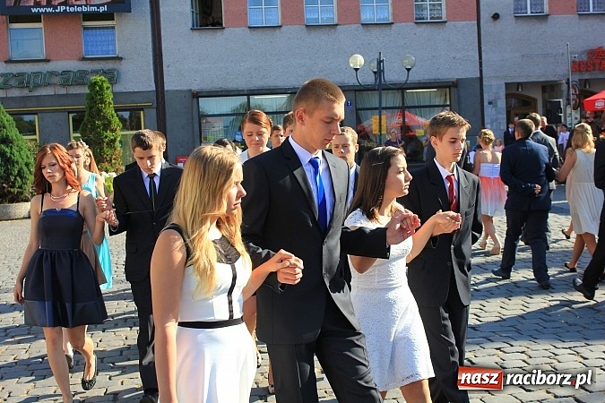 Zdjęcie w galerii na portalu naszraciborz.pl: Gimnazjum nr 2: Poloneza czas zacząć! wiadomości z regionu