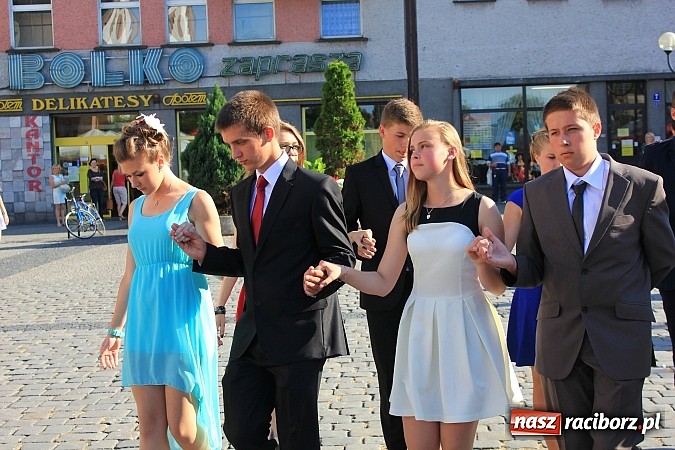 Zdjęcie w galerii na portalu naszraciborz.pl: Gimnazjum nr 2: Poloneza czas zacząć! wiadomości z regionu