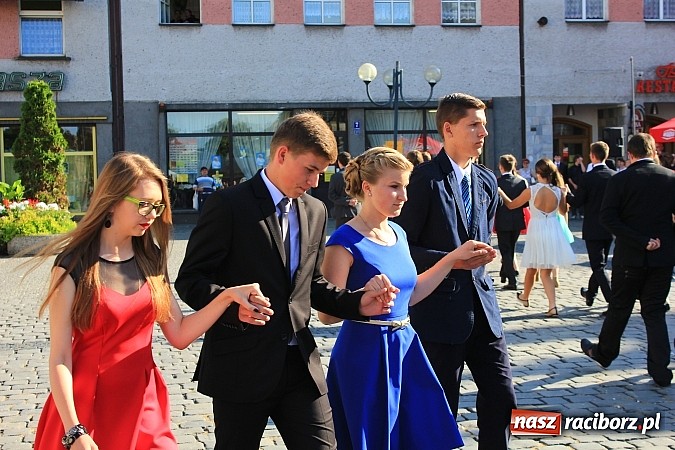 Zdjęcie w galerii na portalu naszraciborz.pl: Gimnazjum nr 2: Poloneza czas zacząć! wiadomości z regionu