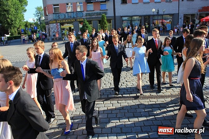 Zdjęcie w galerii na portalu naszraciborz.pl: Gimnazjum nr 2: Poloneza czas zacząć! wiadomości z regionu