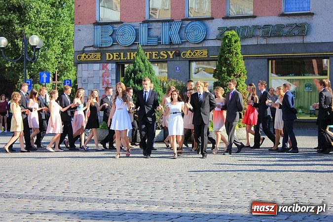 Zdjęcie w galerii na portalu naszraciborz.pl: Gimnazjum nr 2: Poloneza czas zacząć! wiadomości z regionu