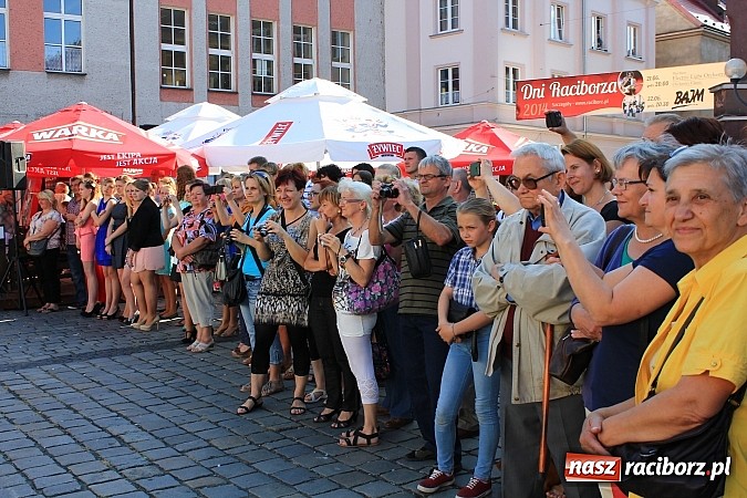 Zdjęcie w galerii na portalu naszraciborz.pl: Gimnazjum nr 2: Poloneza czas zacząć! wiadomości z regionu