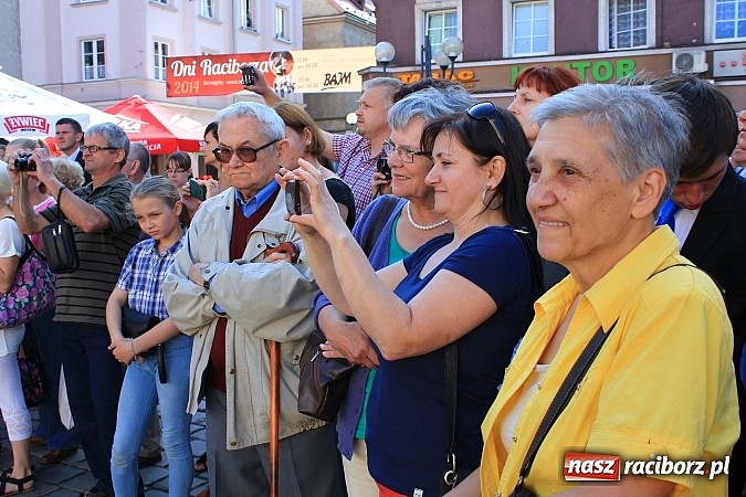 Zdjęcie w galerii na portalu naszraciborz.pl: Gimnazjum nr 2: Poloneza czas zacząć! wiadomości z regionu