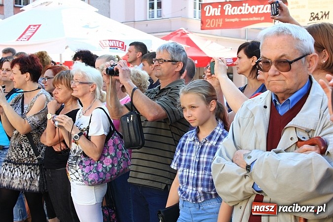 Zdjęcie w galerii na portalu naszraciborz.pl: Gimnazjum nr 2: Poloneza czas zacząć! wiadomości z regionu