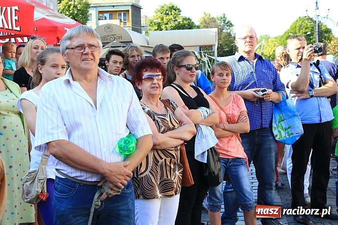 Zdjęcie w galerii na portalu naszraciborz.pl: Gimnazjum nr 2: Poloneza czas zacząć! wiadomości z regionu