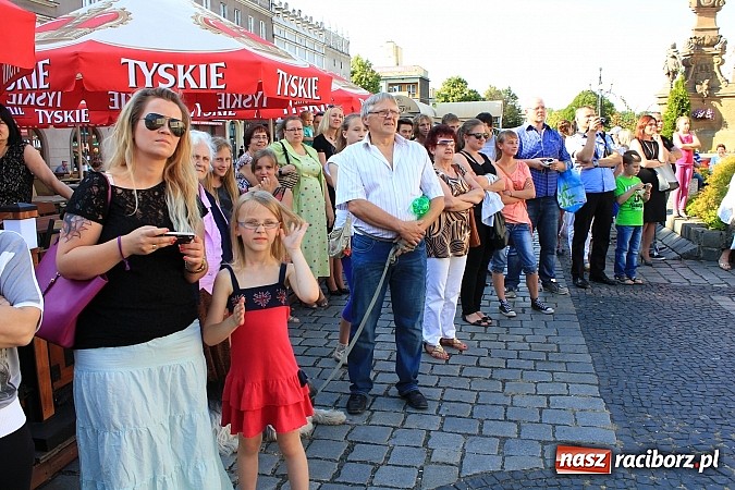 Zdjęcie w galerii na portalu naszraciborz.pl: Gimnazjum nr 2: Poloneza czas zacząć! wiadomości z regionu