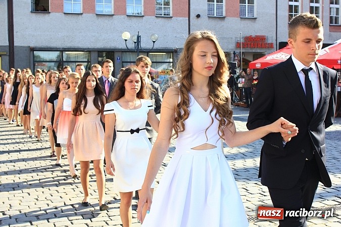 Zdjęcie w galerii na portalu naszraciborz.pl: Gimnazjum nr 2: Poloneza czas zacząć! wiadomości z regionu