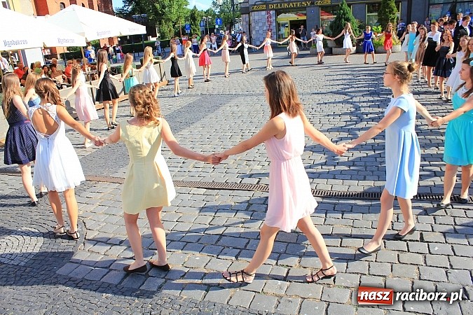Zdjęcie w galerii na portalu naszraciborz.pl: Gimnazjum nr 2: Poloneza czas zacząć! wiadomości z regionu