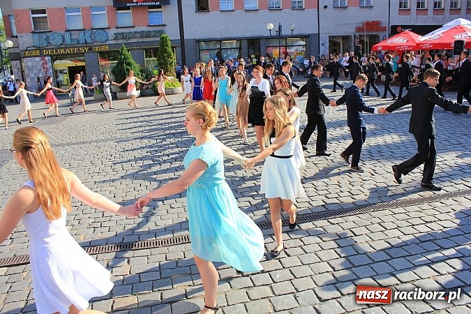 Zdjęcie w galerii na portalu naszraciborz.pl: Gimnazjum nr 2: Poloneza czas zacząć! wiadomości z regionu