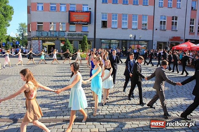 Zdjęcie w galerii na portalu naszraciborz.pl: Gimnazjum nr 2: Poloneza czas zacząć! wiadomości z regionu