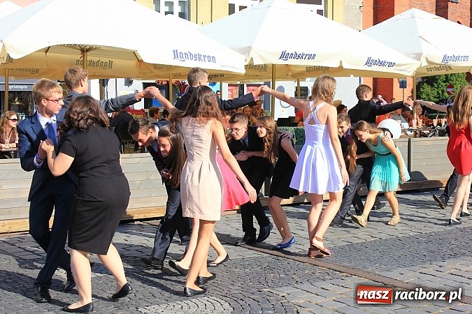 Zdjęcie w galerii na portalu naszraciborz.pl: Gimnazjum nr 2: Poloneza czas zacząć! wiadomości z regionu