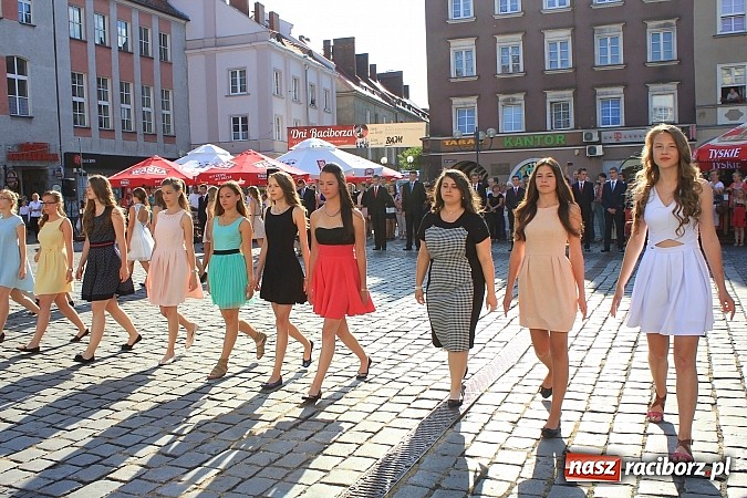 Zdjęcie w galerii na portalu naszraciborz.pl: Gimnazjum nr 2: Poloneza czas zacząć! wiadomości z regionu