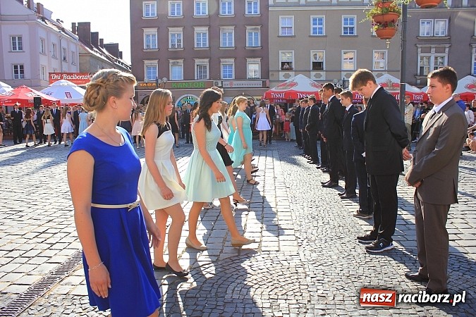 Zdjęcie w galerii na portalu naszraciborz.pl: Gimnazjum nr 2: Poloneza czas zacząć! wiadomości z regionu