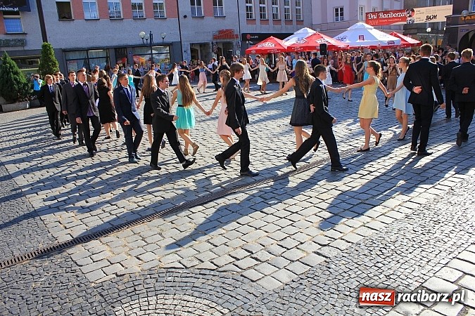Zdjęcie w galerii na portalu naszraciborz.pl: Gimnazjum nr 2: Poloneza czas zacząć! wiadomości z regionu