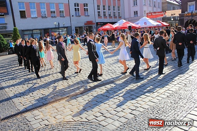 Zdjęcie w galerii na portalu naszraciborz.pl: Gimnazjum nr 2: Poloneza czas zacząć! wiadomości z regionu