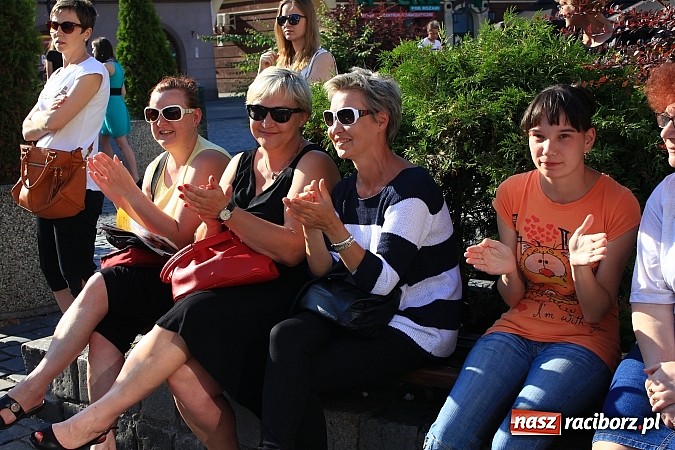 Zdjęcie w galerii na portalu naszraciborz.pl: Gimnazjum nr 2: Poloneza czas zacząć! wiadomości z regionu