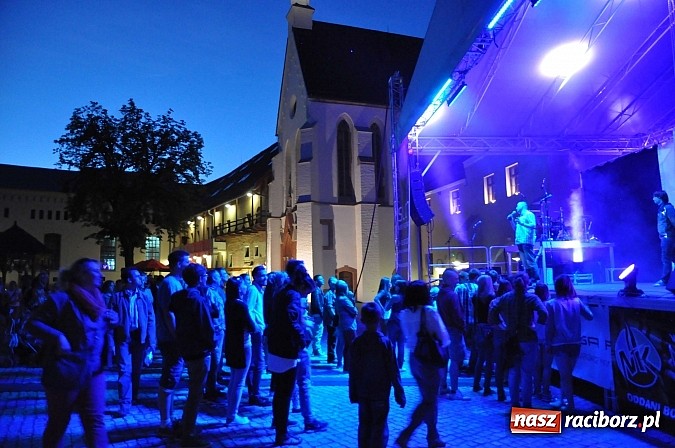 Zdjęcie w galerii na portalu naszraciborz.pl: Zamek przeszedł rockowy chrzest. Mocne nocne show No Longer Music wiadomości z regionu