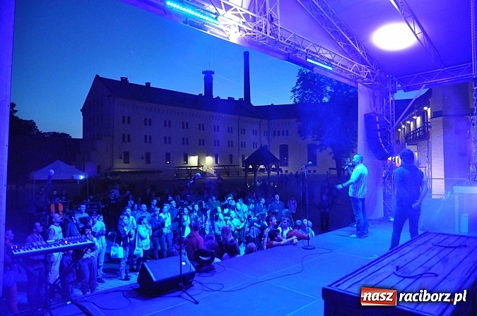 Zdjęcie w galerii na portalu naszraciborz.pl: Zamek przeszedł rockowy chrzest. Mocne nocne show No Longer Music wiadomości z regionu