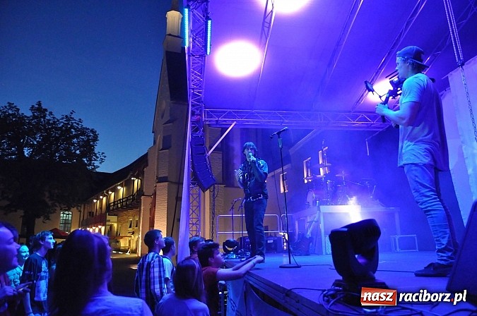 Zdjęcie w galerii na portalu naszraciborz.pl: Zamek przeszedł rockowy chrzest. Mocne nocne show No Longer Music wiadomości z regionu