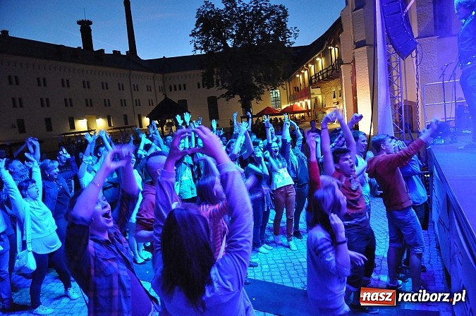Zdjęcie w galerii na portalu naszraciborz.pl: Zamek przeszedł rockowy chrzest. Mocne nocne show No Longer Music wiadomości z regionu