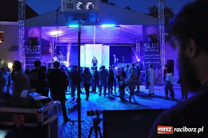 Zdjęcie w galerii na portalu naszraciborz.pl: Zamek przeszedł rockowy chrzest. Mocne nocne show No Longer Music wiadomości z regionu