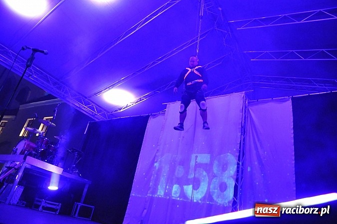 Zdjęcie w galerii na portalu naszraciborz.pl: Zamek przeszedł rockowy chrzest. Mocne nocne show No Longer Music wiadomości z regionu