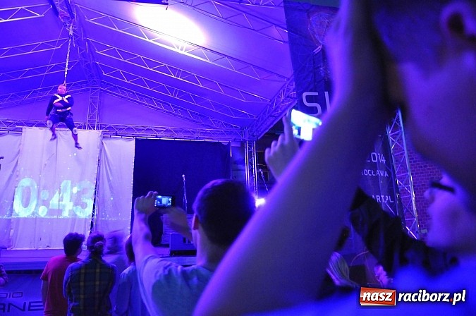 Zdjęcie w galerii na portalu naszraciborz.pl: Zamek przeszedł rockowy chrzest. Mocne nocne show No Longer Music wiadomości z regionu
