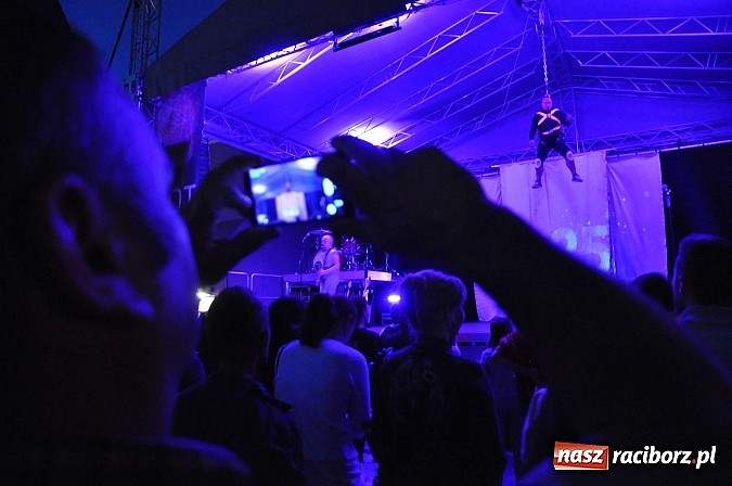 Zdjęcie w galerii na portalu naszraciborz.pl: Zamek przeszedł rockowy chrzest. Mocne nocne show No Longer Music wiadomości z regionu