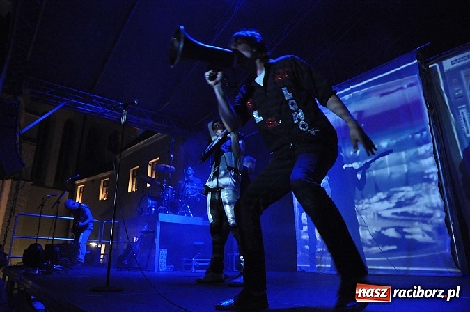 Zdjęcie w galerii na portalu naszraciborz.pl: Zamek przeszedł rockowy chrzest. Mocne nocne show No Longer Music wiadomości z regionu