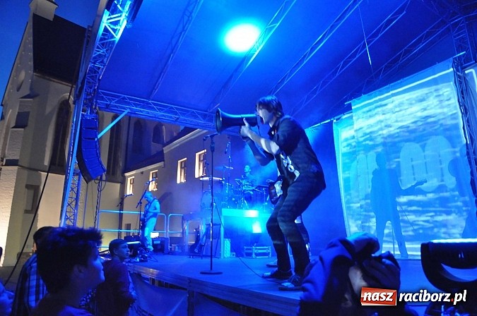 Zdjęcie w galerii na portalu naszraciborz.pl: Zamek przeszedł rockowy chrzest. Mocne nocne show No Longer Music wiadomości z regionu