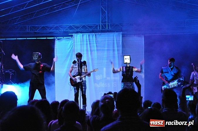 Zdjęcie w galerii na portalu naszraciborz.pl: Zamek przeszedł rockowy chrzest. Mocne nocne show No Longer Music wiadomości z regionu