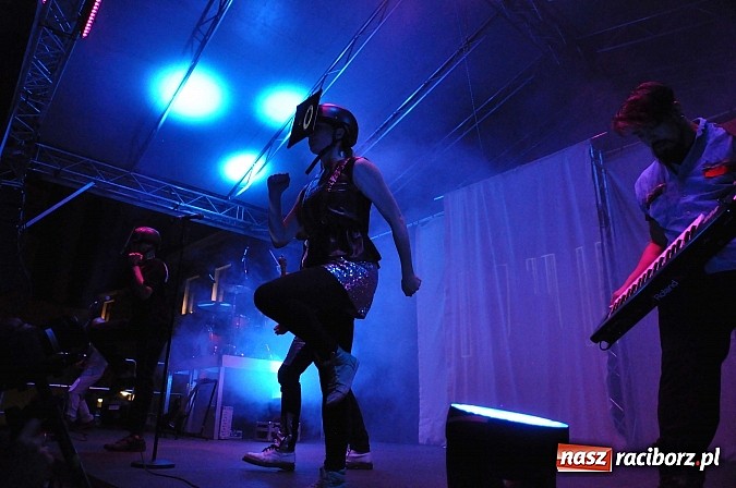 Zdjęcie w galerii na portalu naszraciborz.pl: Zamek przeszedł rockowy chrzest. Mocne nocne show No Longer Music wiadomości z regionu