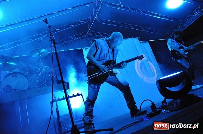 Zdjęcie w galerii na portalu naszraciborz.pl: Zamek przeszedł rockowy chrzest. Mocne nocne show No Longer Music wiadomości z regionu