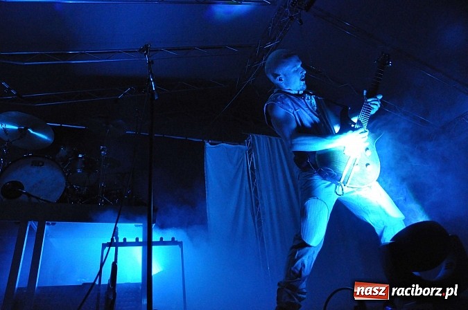 Zdjęcie w galerii na portalu naszraciborz.pl: Zamek przeszedł rockowy chrzest. Mocne nocne show No Longer Music wiadomości z regionu