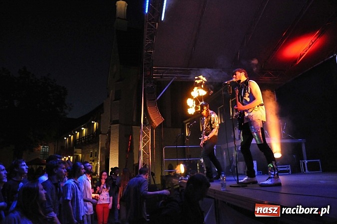 Zdjęcie w galerii na portalu naszraciborz.pl: Zamek przeszedł rockowy chrzest. Mocne nocne show No Longer Music wiadomości z regionu