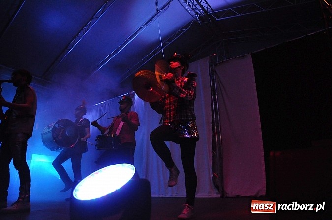 Zdjęcie w galerii na portalu naszraciborz.pl: Zamek przeszedł rockowy chrzest. Mocne nocne show No Longer Music wiadomości z regionu