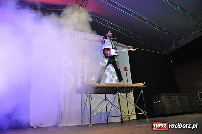 Zdjęcie w galerii na portalu naszraciborz.pl: Zamek przeszedł rockowy chrzest. Mocne nocne show No Longer Music wiadomości z regionu