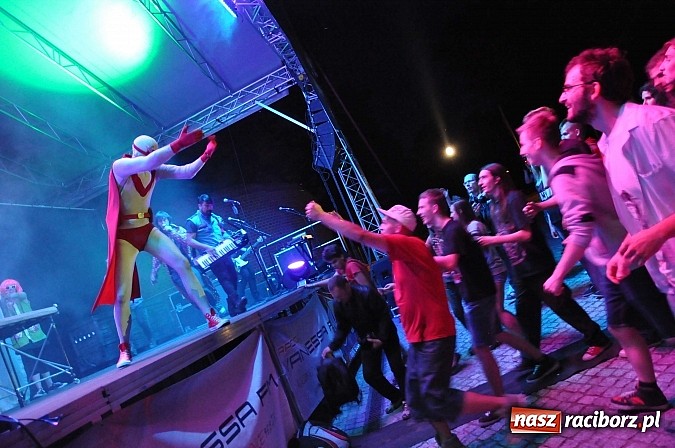 Zdjęcie w galerii na portalu naszraciborz.pl: Zamek przeszedł rockowy chrzest. Mocne nocne show No Longer Music wiadomości z regionu