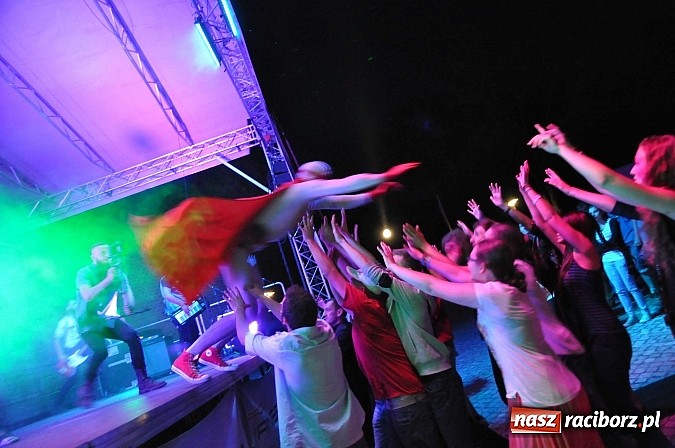 Zdjęcie w galerii na portalu naszraciborz.pl: Zamek przeszedł rockowy chrzest. Mocne nocne show No Longer Music wiadomości z regionu