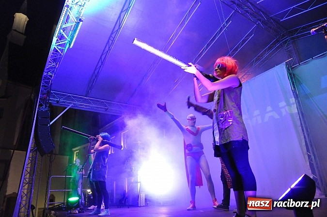 Zdjęcie w galerii na portalu naszraciborz.pl: Zamek przeszedł rockowy chrzest. Mocne nocne show No Longer Music wiadomości z regionu