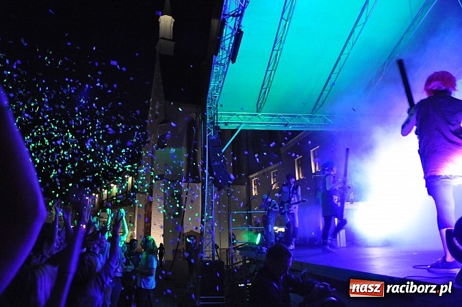 Zdjęcie w galerii na portalu naszraciborz.pl: Zamek przeszedł rockowy chrzest. Mocne nocne show No Longer Music wiadomości z regionu