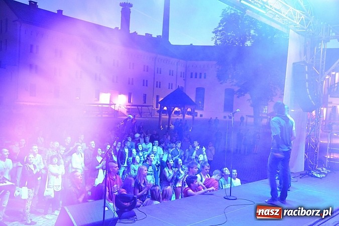 Zdjęcie w galerii na portalu naszraciborz.pl: Zamek przeszedł rockowy chrzest. Mocne nocne show No Longer Music wiadomości z regionu