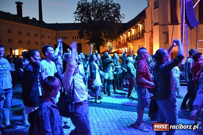 Zdjęcie w galerii na portalu naszraciborz.pl: Zamek przeszedł rockowy chrzest. Mocne nocne show No Longer Music wiadomości z regionu