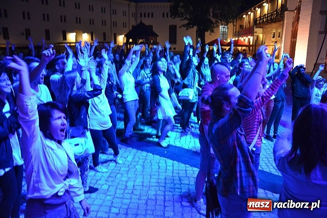 Zdjęcie w galerii na portalu naszraciborz.pl: Zamek przeszedł rockowy chrzest. Mocne nocne show No Longer Music wiadomości z regionu