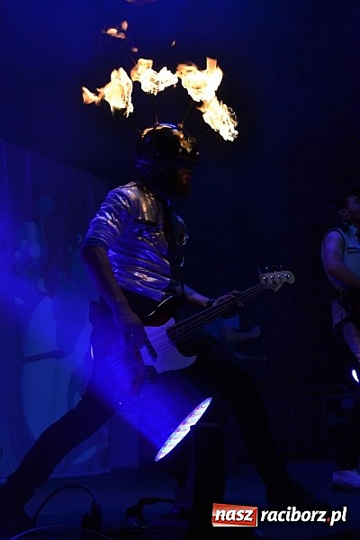 Zdjęcie w galerii na portalu naszraciborz.pl: Zamek przeszedł rockowy chrzest. Mocne nocne show No Longer Music wiadomości z regionu