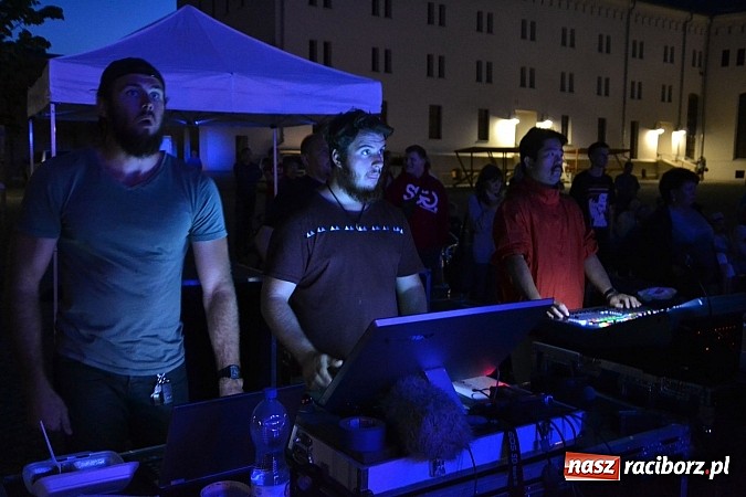 Zdjęcie w galerii na portalu naszraciborz.pl: Zamek przeszedł rockowy chrzest. Mocne nocne show No Longer Music wiadomości z regionu