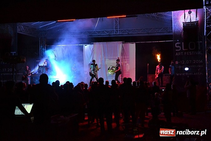 Zdjęcie w galerii na portalu naszraciborz.pl: Zamek przeszedł rockowy chrzest. Mocne nocne show No Longer Music wiadomości z regionu